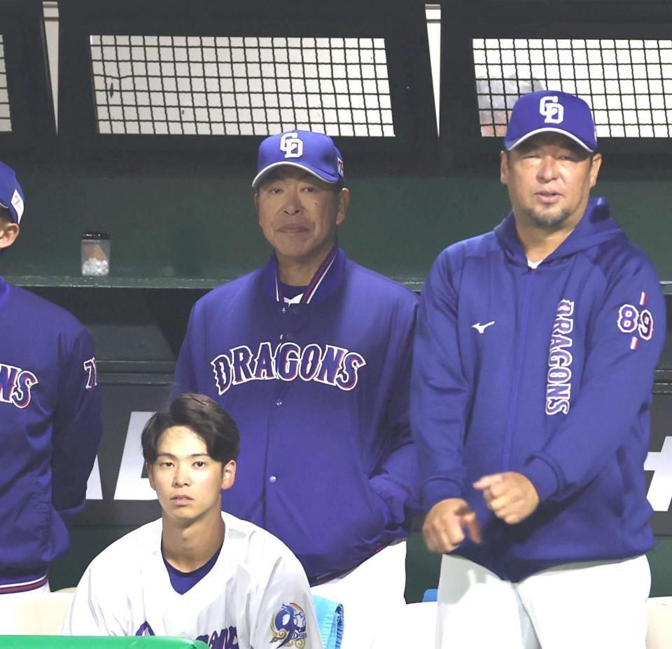 ４回の攻撃をベンチから見る井上監督（中央）＝撮影・北村雅宏