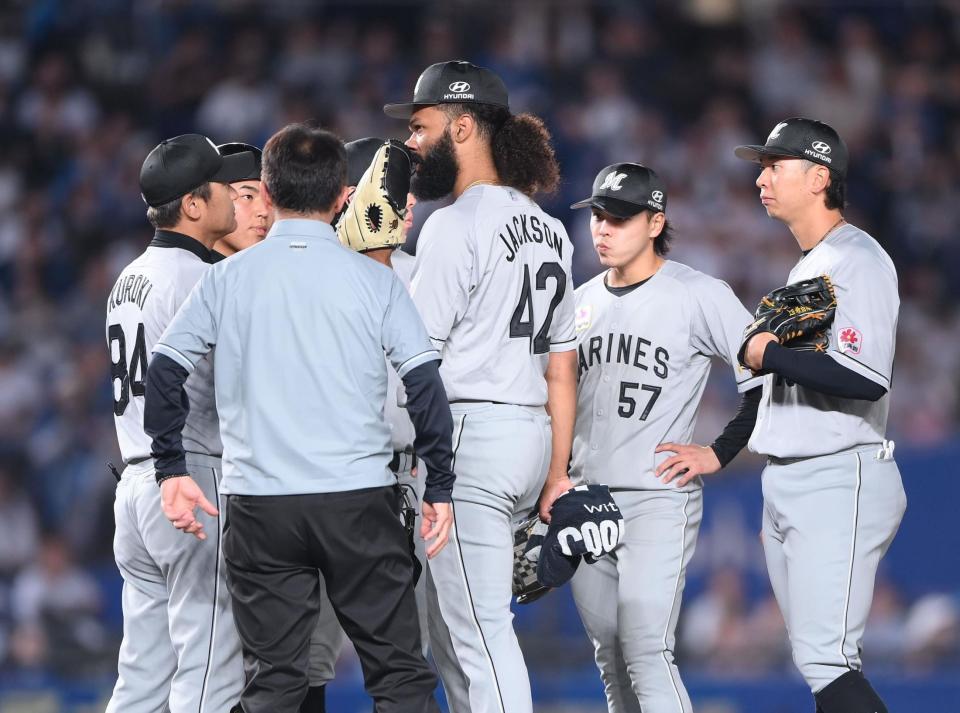 ４回、水野に勝ち越しの右越え２点適時二塁打を打たれ、黒木投手コーチ（左端）からアドバイスを受けるジャクソン（中央）＝撮影・開出牧