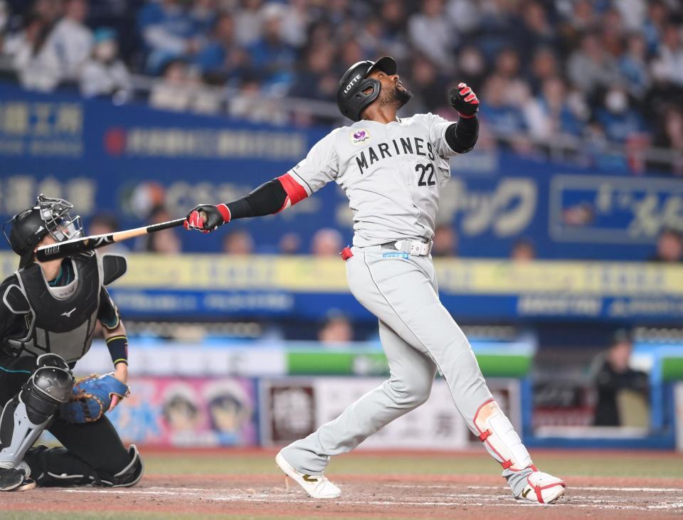 ４回、三飛に倒れたポランコ。捕手・田宮（撮影・開出牧）