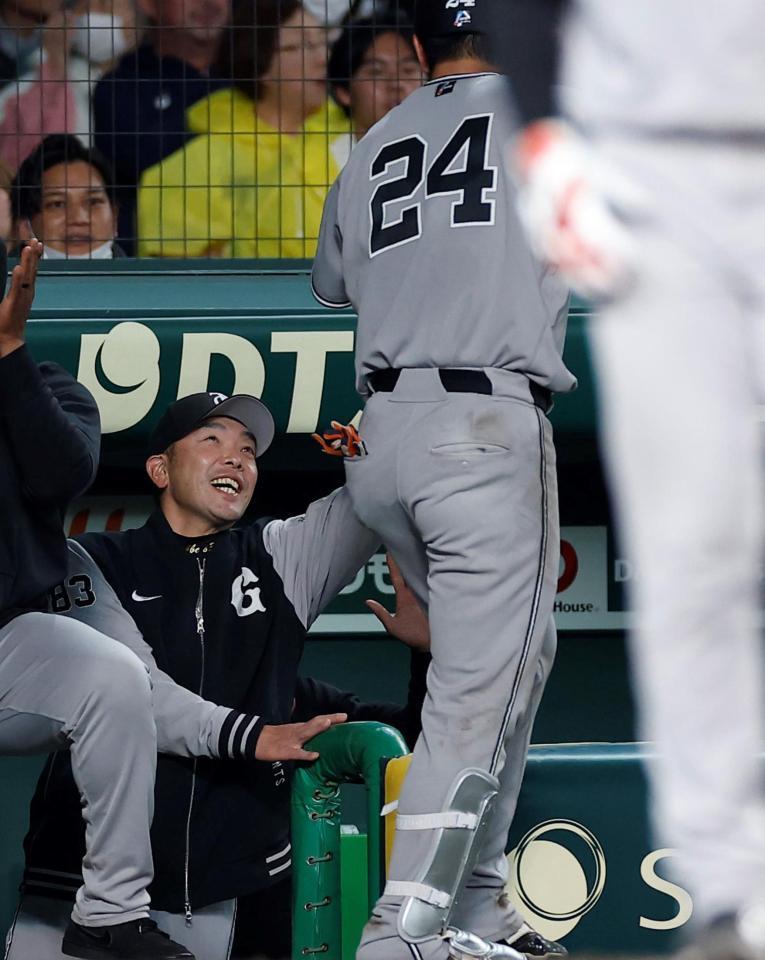 ８回、同点ソロを放った大城（右）を笑顔で迎える阿部監督（撮影・西田忠信）