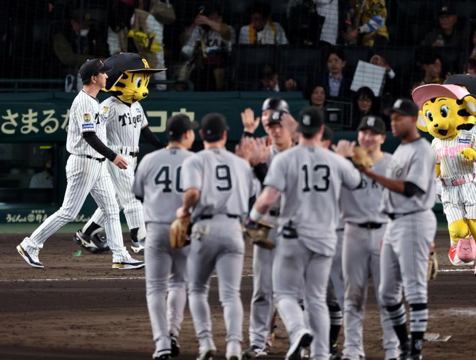 巨人に敗れ、ベンチを出てファンにあいさつに向かう藤川監督（左）＝撮影・山口登