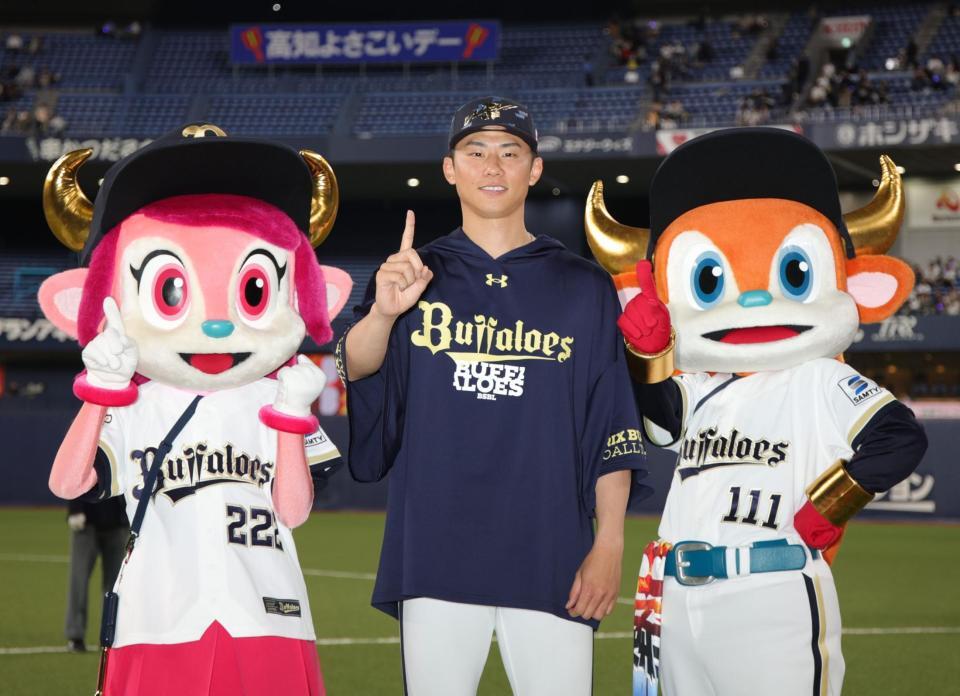 今季初登板で初勝利を挙げた曽谷は「１」のポーズをとる（撮影・坂部計介）