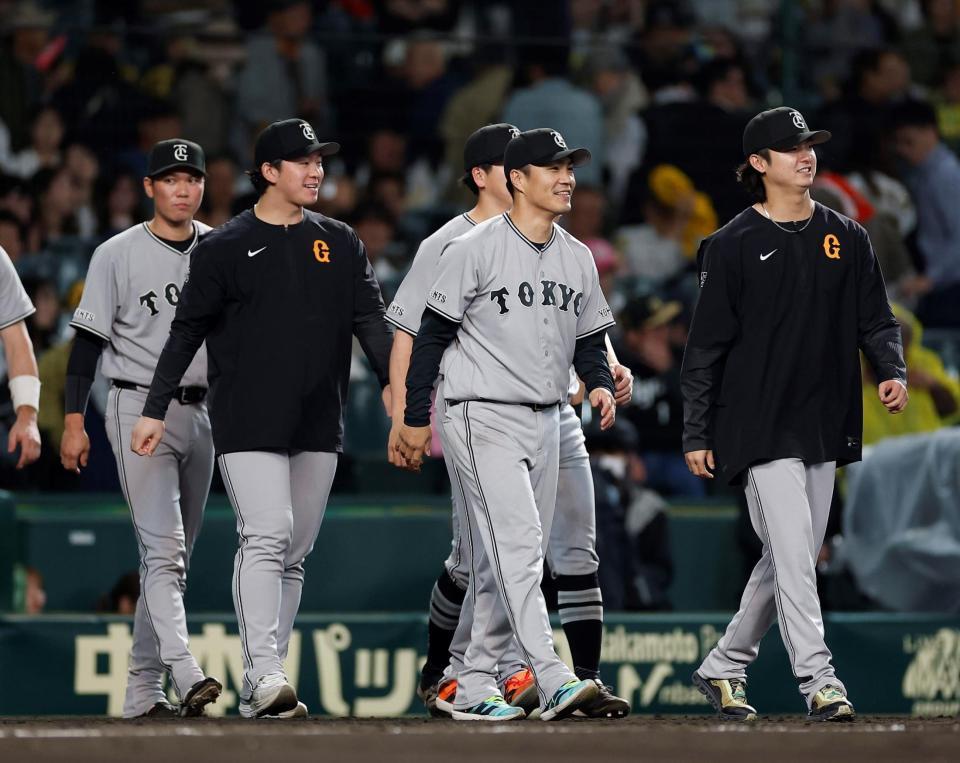 阪神に勝利し、笑顔を見せる則本（右から２人目）ら（撮影・西田忠信）