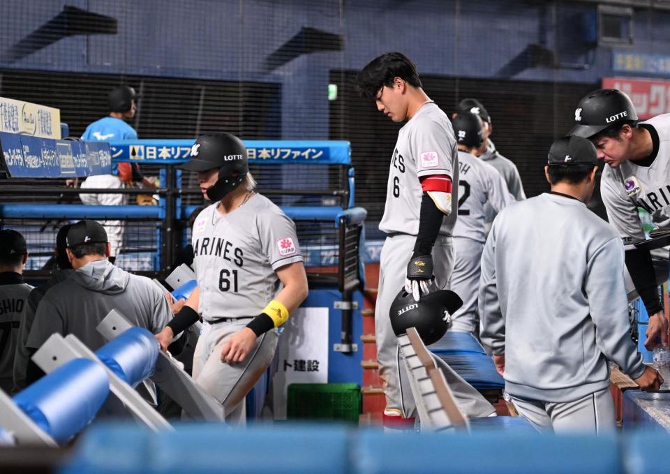 日本ハムに敗れ悔しさをにじませながら引き揚げる西川（中央右）らロッテナイン（撮影・開出牧）