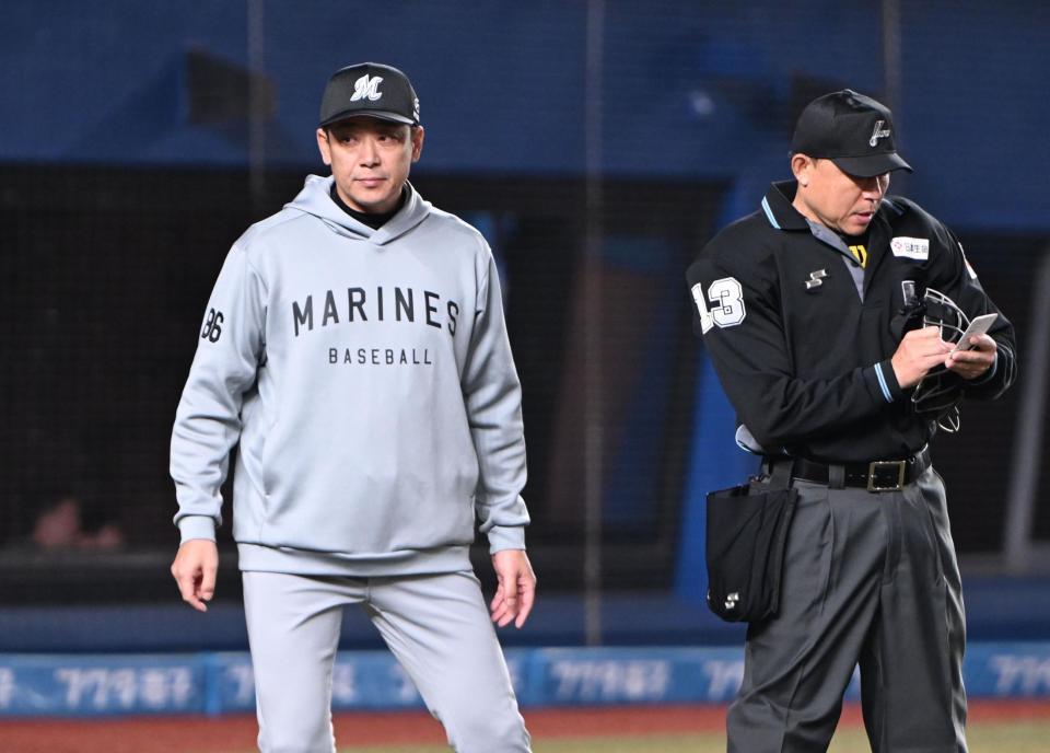 ８回、投手交代を告げたサブロー監督（撮影・開出牧）