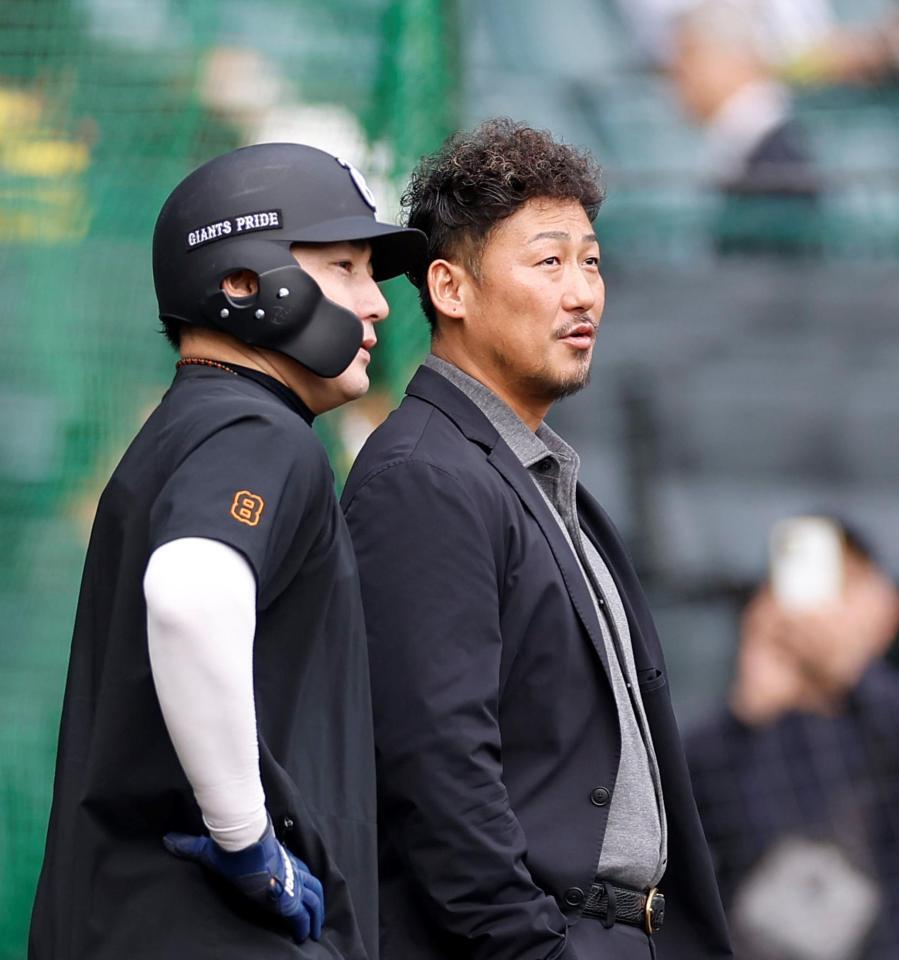 丸（左）と話をする中田翔氏（撮影・西田忠信）