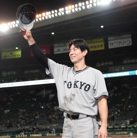 　ファンの声援に応える松本（撮影・田中太一）