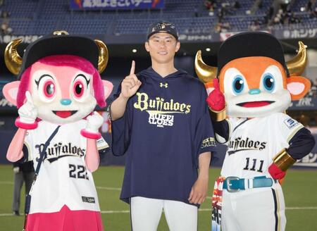 　今季初勝利を挙げ、ポーズをとる曽谷（撮影・坂部計介）