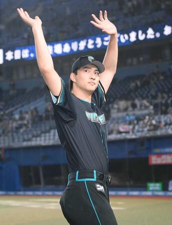 　今季初勝利を挙げ、声援に応える達（撮影・開出牧）