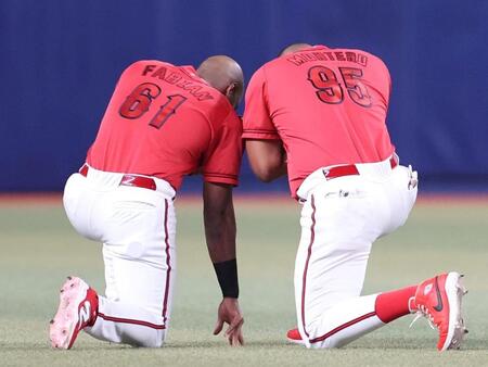 試合前、ファビアンとモンテロ（右）はひっそりと話し込む（撮影・北村雅宏）