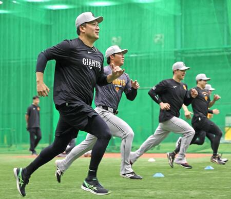 ウオーミングアップでダッシュを繰り返す田中将（左）＝撮影・立川洋一郎