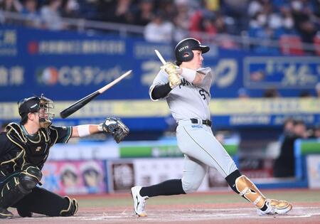 １回、バットを折られ二ゴロに倒れた寺地。捕手・清水優（撮影・開出牧）