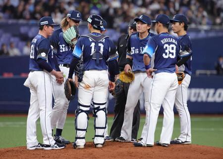 ６回、ピンチにマウンドに集まる高橋光（左から２人目）らナイン（撮影・坂部計介）