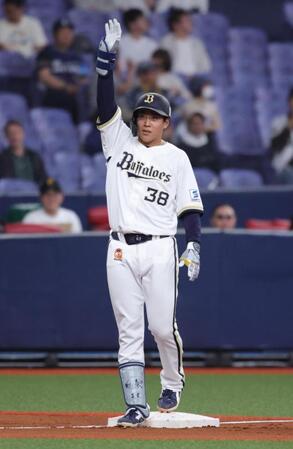 ５回、来田は右翼線に適時三塁打を放ち、ベンチにアピール（撮影・坂部計介）