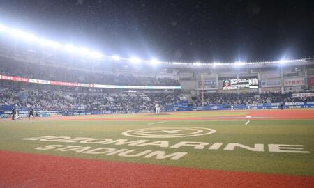 雨の中で熱戦が繰り広げられたロッテ対日本ハム５回戦（撮影・開出牧）