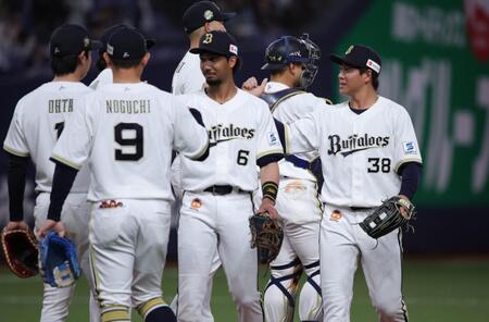 西武に連勝し、タッチをかわす来田（右端）らナイン（撮影・坂部計介）