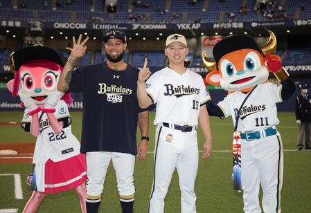 プロ初セーブを上げた椋木（右）と３勝目のエスピノーザは笑顔でポーズをとる（撮影・坂部計介）