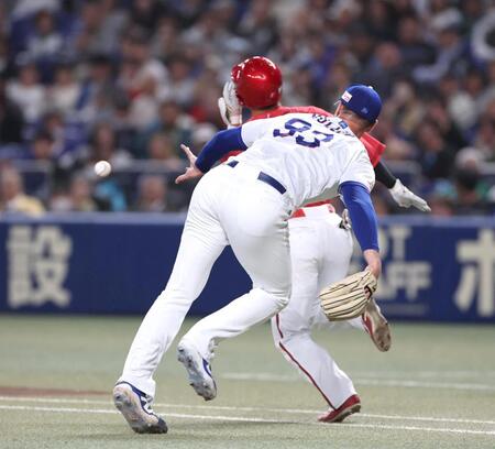 ２回、中村奨のゴロをさばいたものの、一塁へ悪送球するマラー（撮影・北村雅宏）