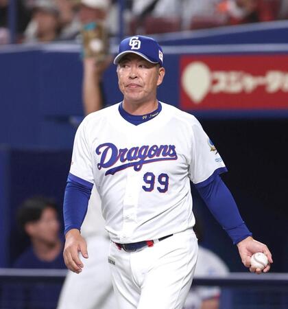 ６回途中、マウンドに向かう井上監督（撮影・北村雅宏）
