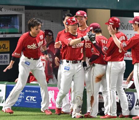 ８回、勝ち越しソロを放ち、ナインとタッチを交わす村林（中央）