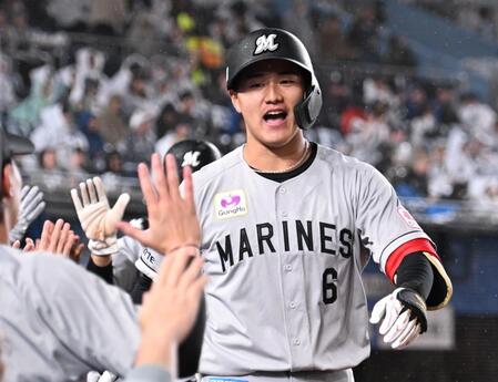 ３回、同点の右越え３ランを放ちナインとタッチを交わす西川（撮影・開出牧）