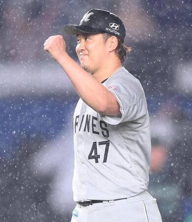 最終回をピシャリと抑えてガッツポーズを決める鈴木（撮影・開出牧）