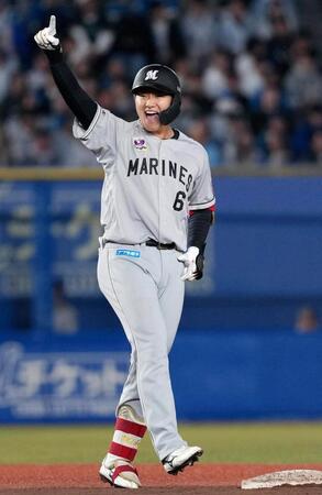 ４回、適時二塁打を放ち喜ぶ西川