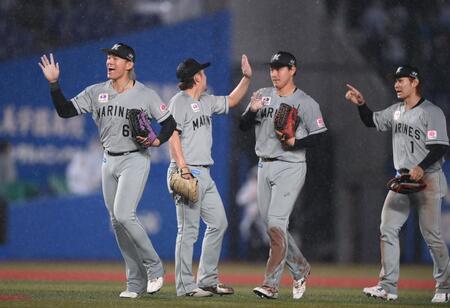 日本ハムに競り勝ちタッチを交わす西川（右から２人目）らロッテナイン（撮影・開出牧）