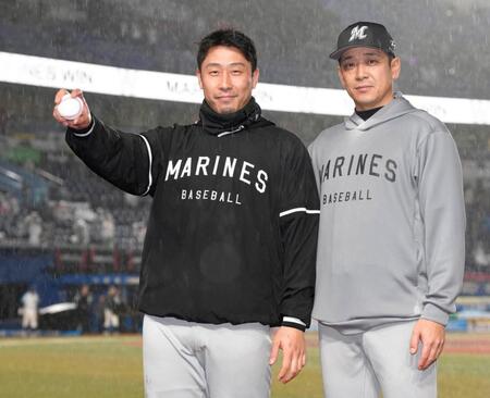 プロ初勝利を挙げ記念球を手にする八木。右はサブロー監督