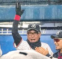 　５回、古賀の決勝打を喜ぶ池山監督