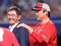 練習中に岩瀬仁紀氏の肩をもむ新井監督（右）＝撮影・北村雅宏