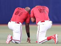 試合前、ファビアンとモンテロ（右）はひっそりと話し込む（撮影・北村雅宏）