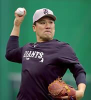 登板に備えてキャッチボールをする田中将（撮影・立川洋一郎）