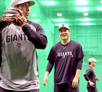 キャッチボールをする大勢（左）と話す田中将（撮影・立川洋一郎）