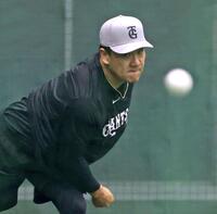 室内練習場のブルペンで投げ込む田中将（撮影・立川洋一郎）