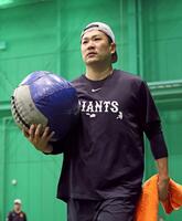 トレーニングへ向かう田中将（撮影・立川洋一郎）