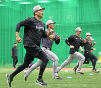 ウオーミングアップでダッシュを繰り返す田中将（左）＝撮影・立川洋一郎