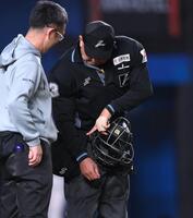 折れたバットが直撃した右腕を指差す深谷篤球審（撮影・開出牧）