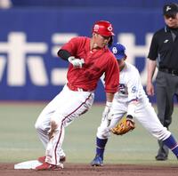 ２回、内野安打を放ち、マラーの悪送球の間に二進する中村奨（撮影・北村雅宏）