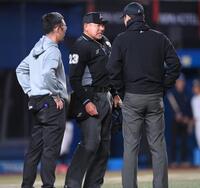 １回、二ゴロに倒れた寺地のバットが直撃し顔を歪める深谷篤球審（中央）＝撮影・開出牧