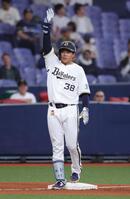 ５回、来田は右翼線に適時三塁打を放ち、ベンチにアピール（撮影・坂部計介）