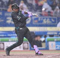 ７回、左越えソロを放つレイエス（撮影・開出牧）