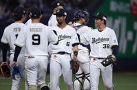 西武に連勝し、タッチをかわす来田（右端）らナイン（撮影・坂部計介）