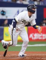 ５回、来田は右翼線に適時三塁打を放つ（撮影・坂部計介）