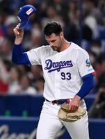 ２回、自身の一塁悪送球で広島に先制を許し、悔しがるマラー