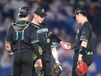 ４回途中で降板を命じられマウンドで清宮幸（右）にボールを渡す先発・加藤貴（撮影・開出牧）