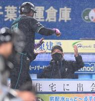 ７回、左越えソロを放ったレイエス（左）とタッチを交わす新庄監督（撮影・開出牧）