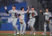 日本ハムに競り勝ちタッチを交わす西川（右から２人目）らロッテナイン（撮影・開出牧）