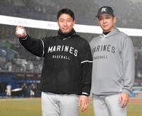 プロ初勝利を挙げ記念球を手にする八木。右はサブロー監督