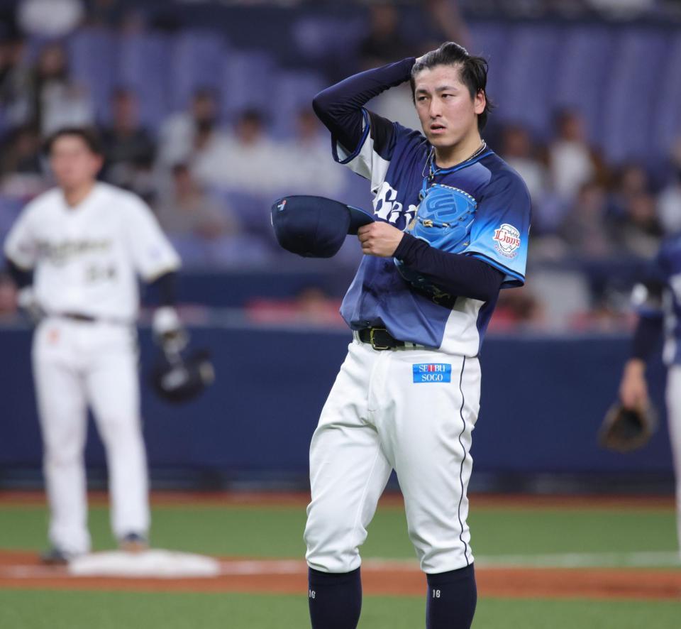 ４回、杉沢に死球を与え、苦しそうな表情の隅田（撮影・坂部計介）